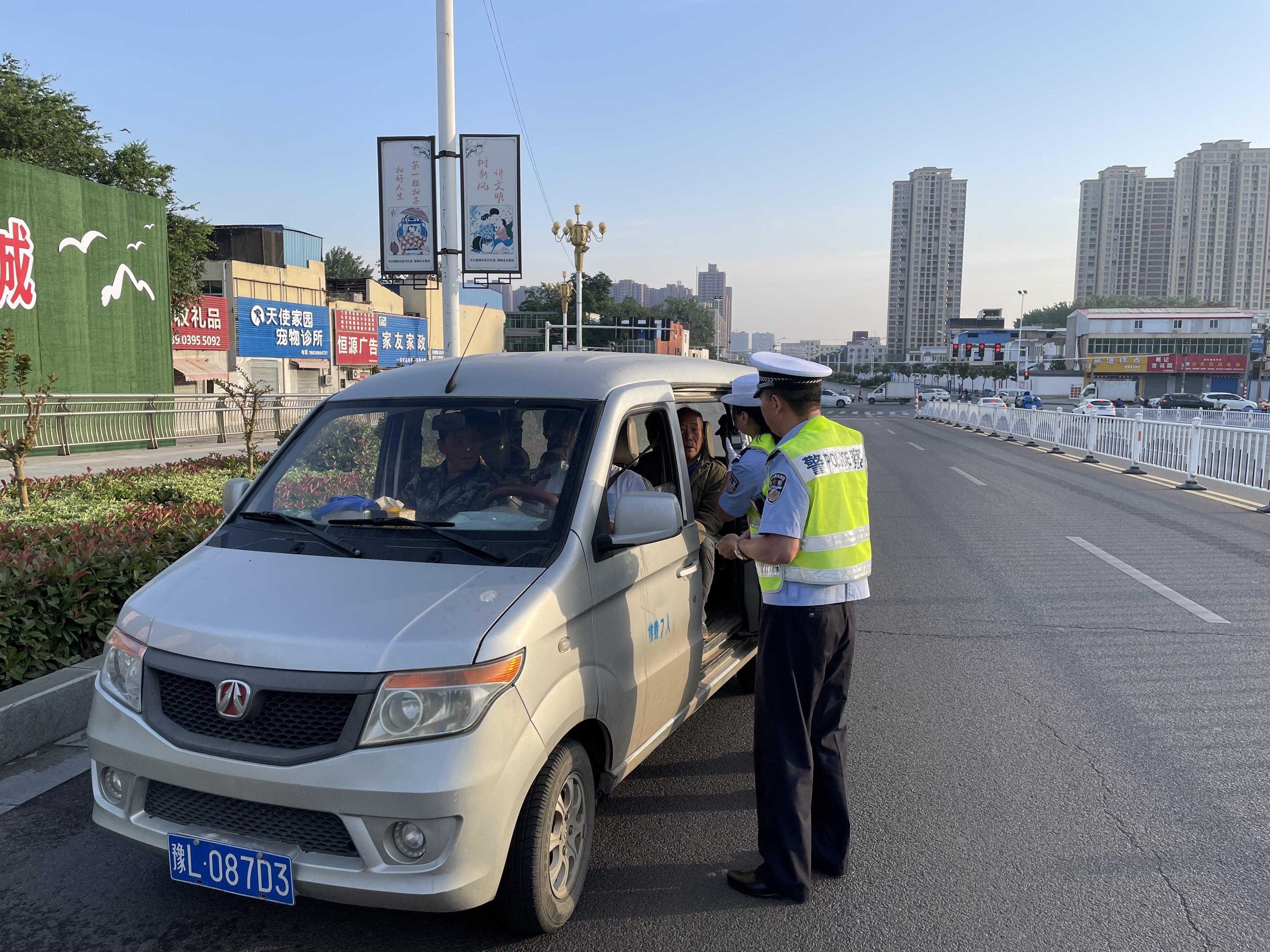 沙河车辆逾期未检验,交警查处面包车超员