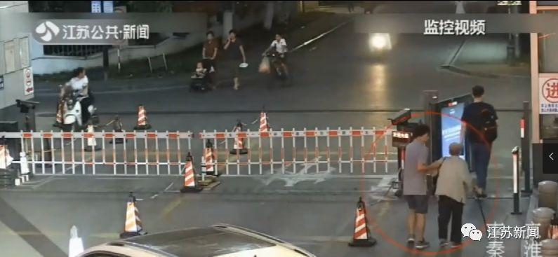 热心司机送迷路奶奶回家，竟顺走她钱包？民警一查，真相没那么简单