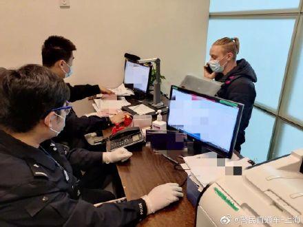 小区封闭管理期间签证逾期怎么办？出入境警官为您解难题