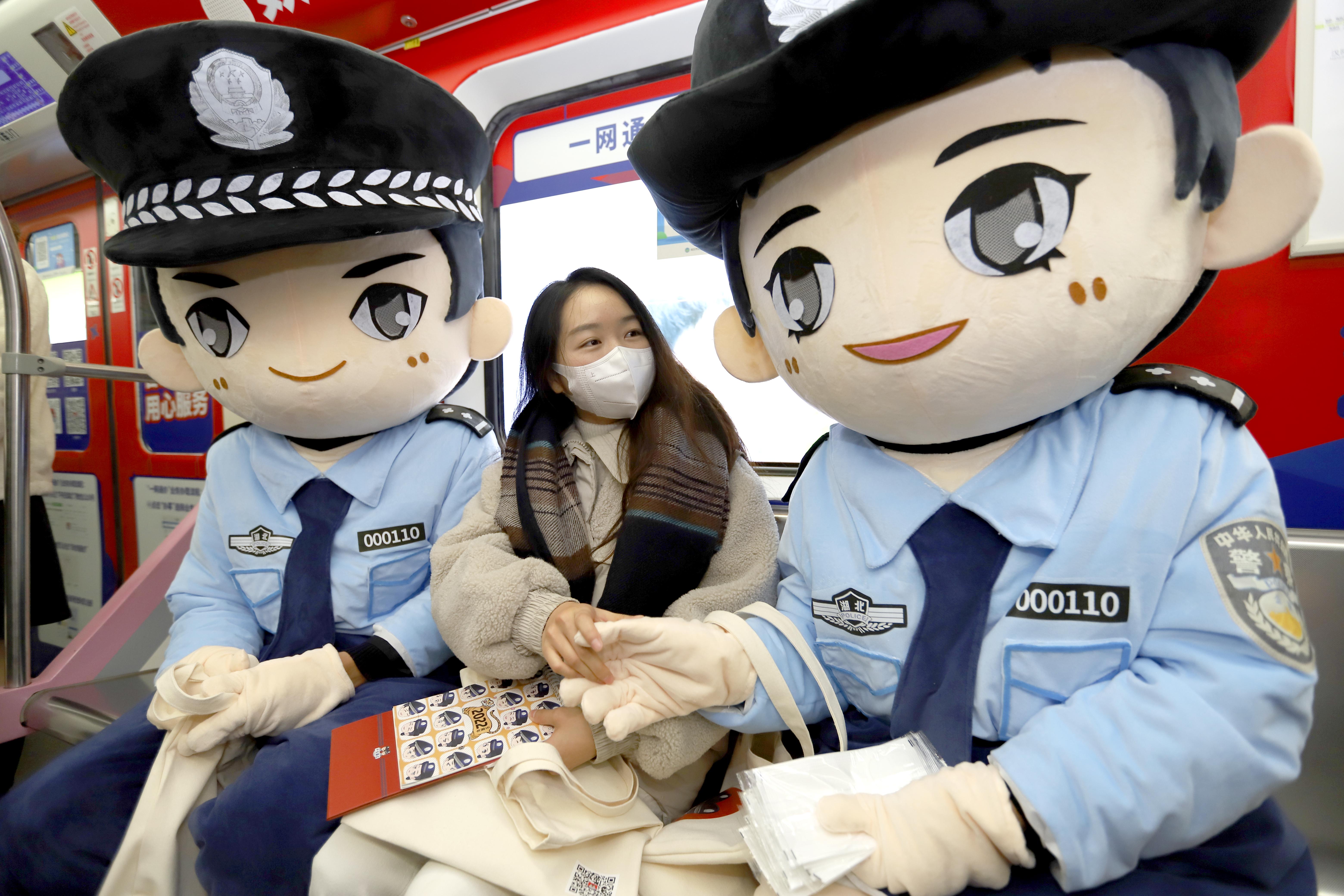 平安银行金卡通逾期,地铁站特警
