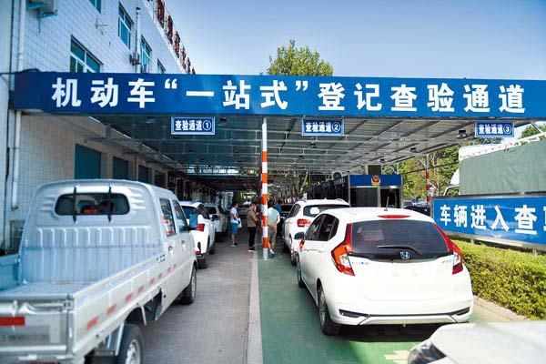 年检合格证逾期扣积分,车没年检罚款200扣3分.还要交3分违章吗